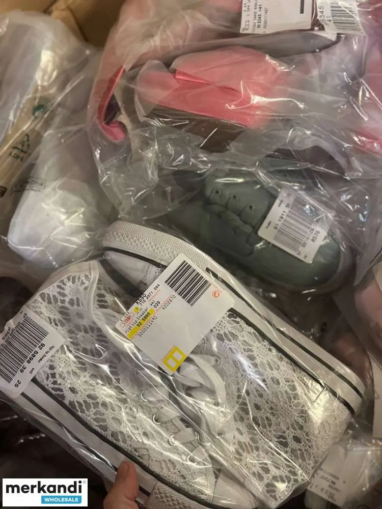 4 € por par en un conjunto de zapatos con una variedad de modelos y tamaños, que incluyen caja mixta, paleta remanente, zapatos 