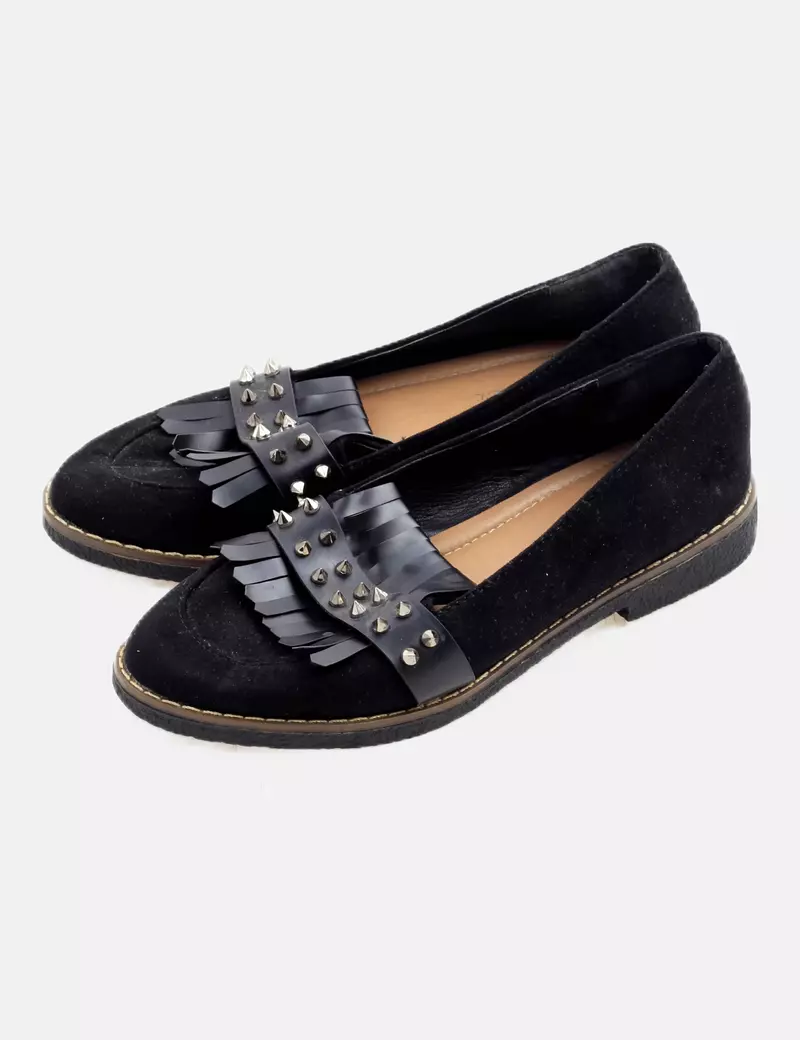 Bestelle Mocasín negro tachas