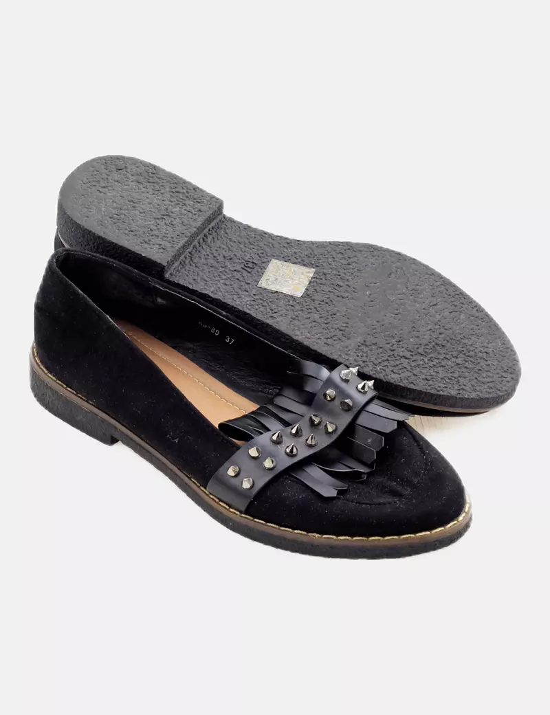 Bestelle Mocasín negro tachas