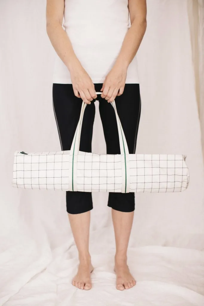 Bolsa para esterilla de yoga blanca con rayas negras y verde