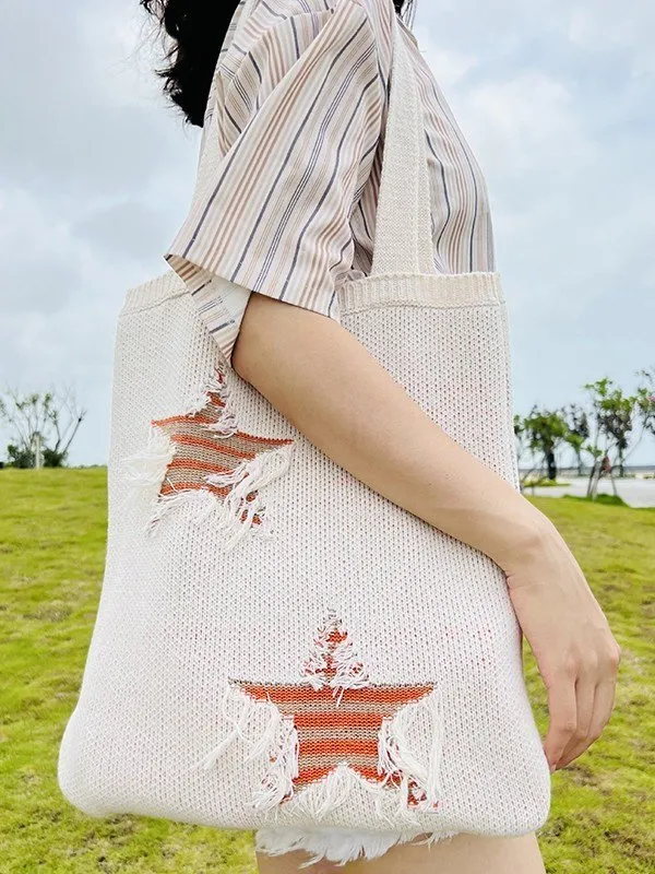 Bolso de hombro de punto de croché con estrella a rayas desgastadas