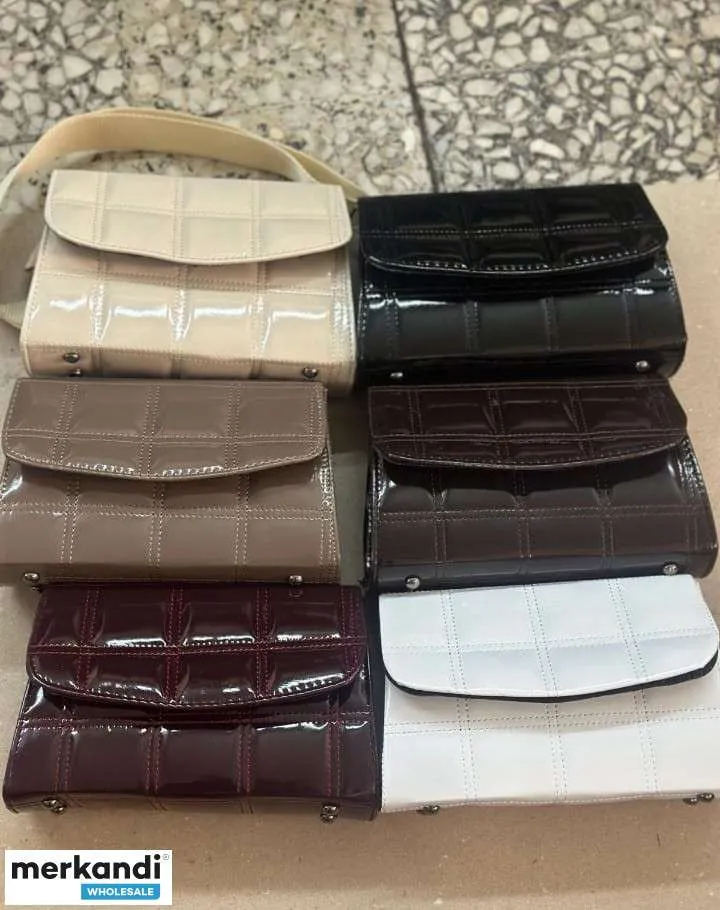 Bolsos de mujer al por mayor con una amplia gama de colores y modelos.