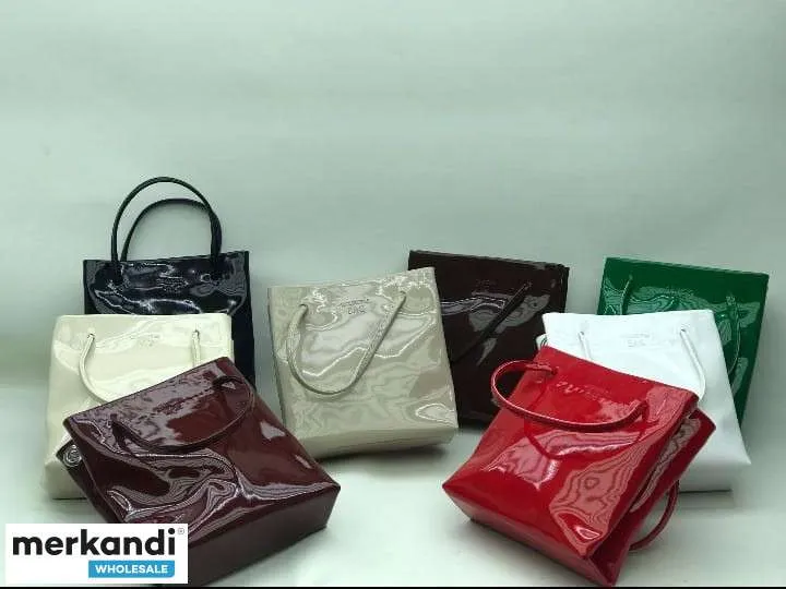 Bolsos de mujer al por mayor con una amplia gama de colores y modelos.