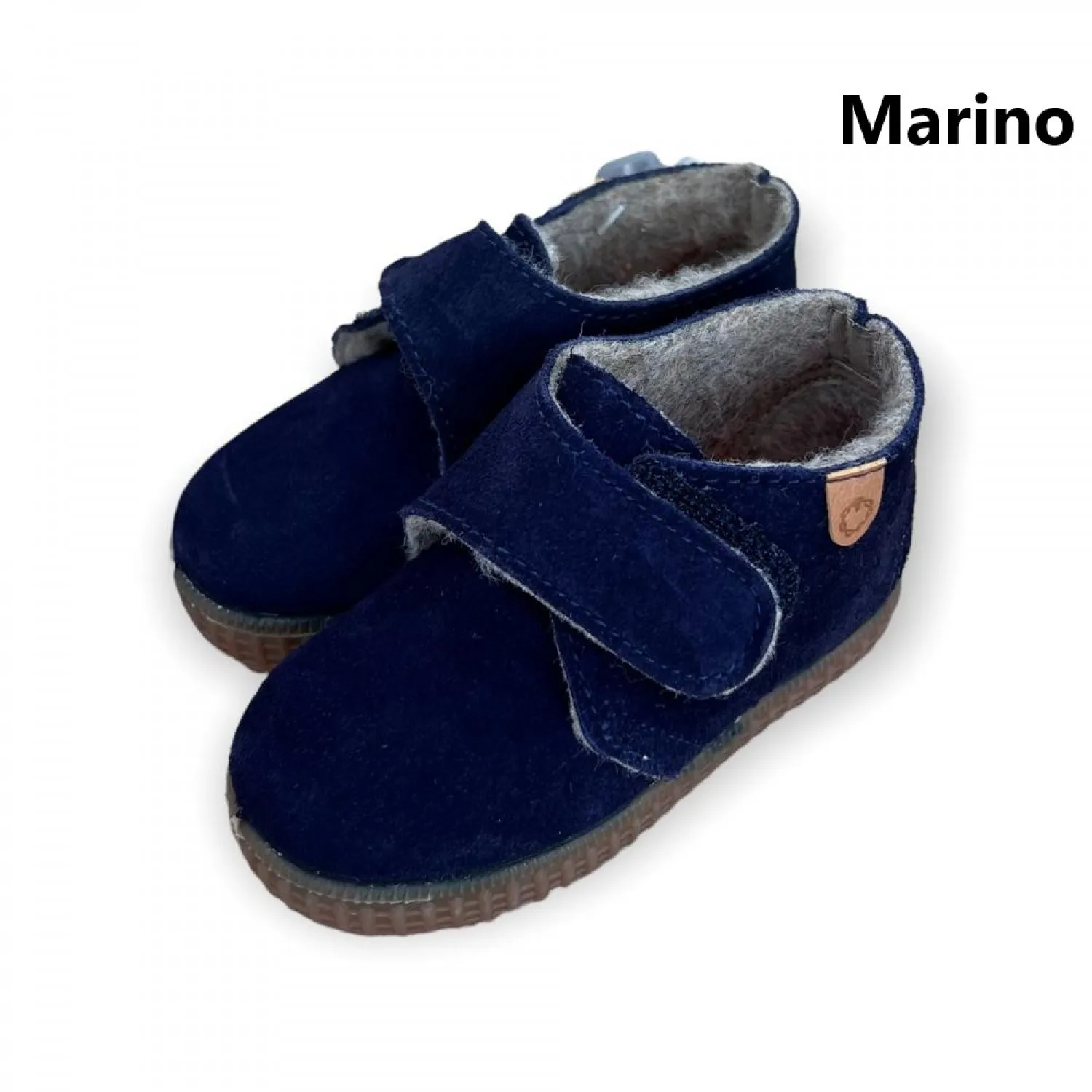 Bota unisex con cierre de velcro. Ante con interior polar