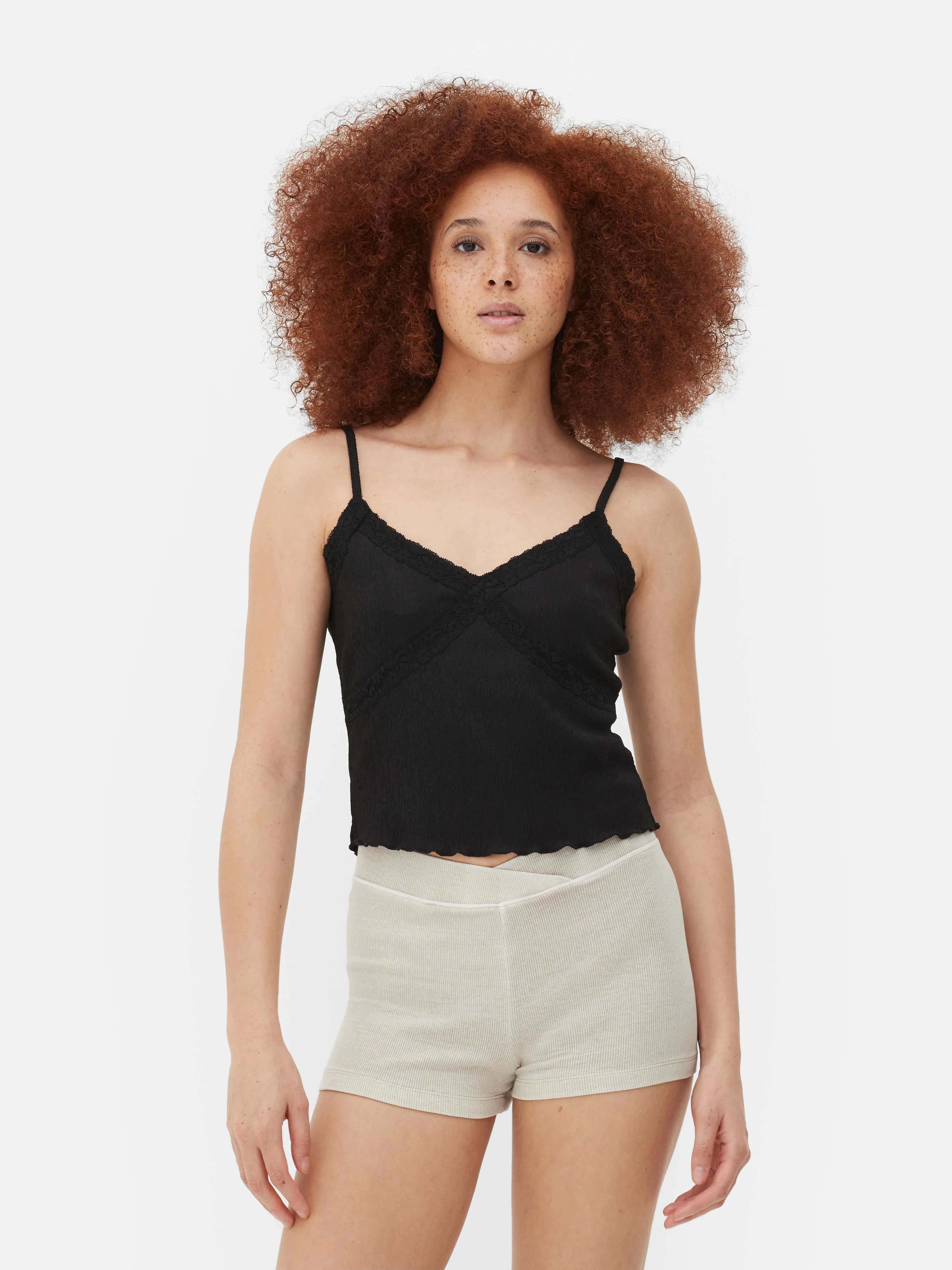 Camiseta de tirantes con detalle de encaje