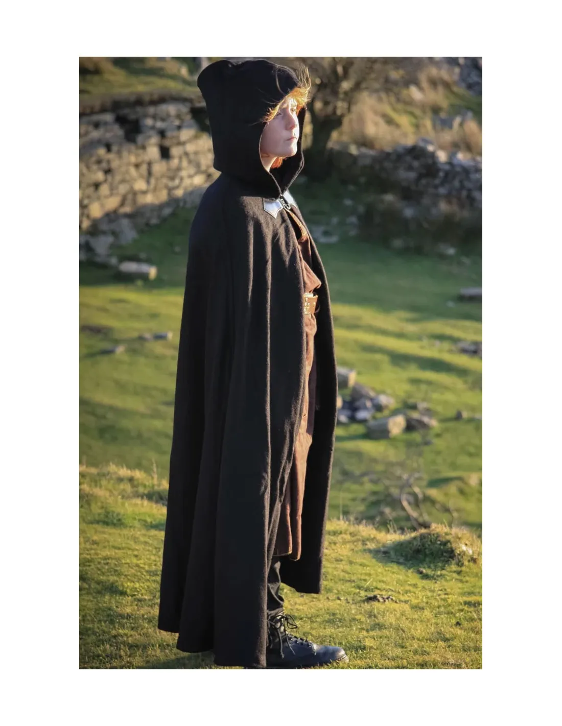 Capa larga infantil con hebilla de metal