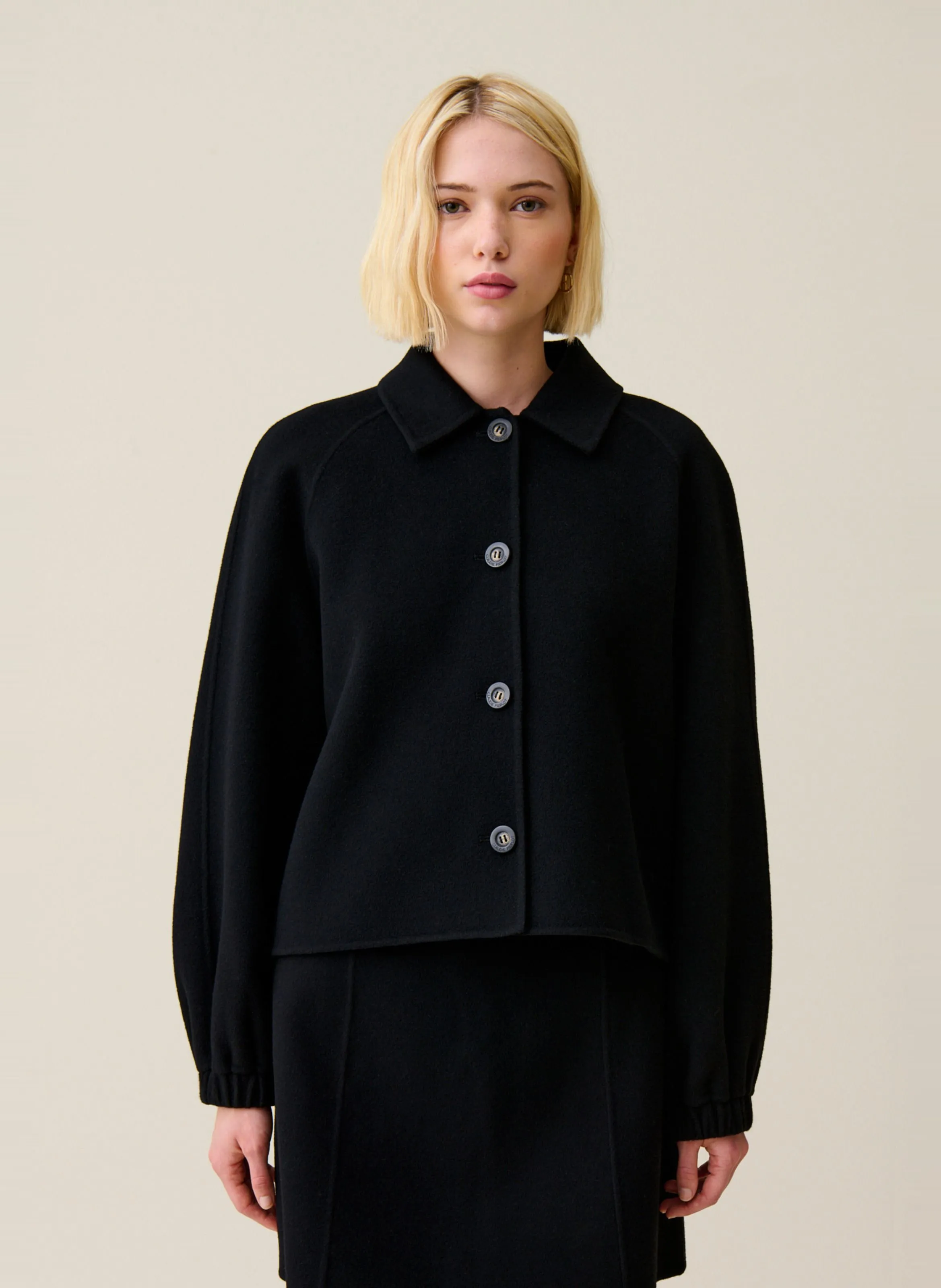 Chaqueta corta de mezcla de lana en negro