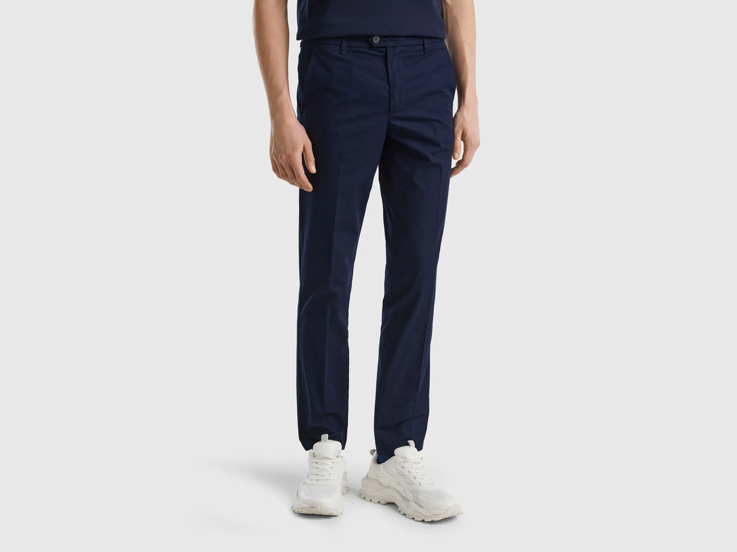 Chinos slim fit de algodón ligero