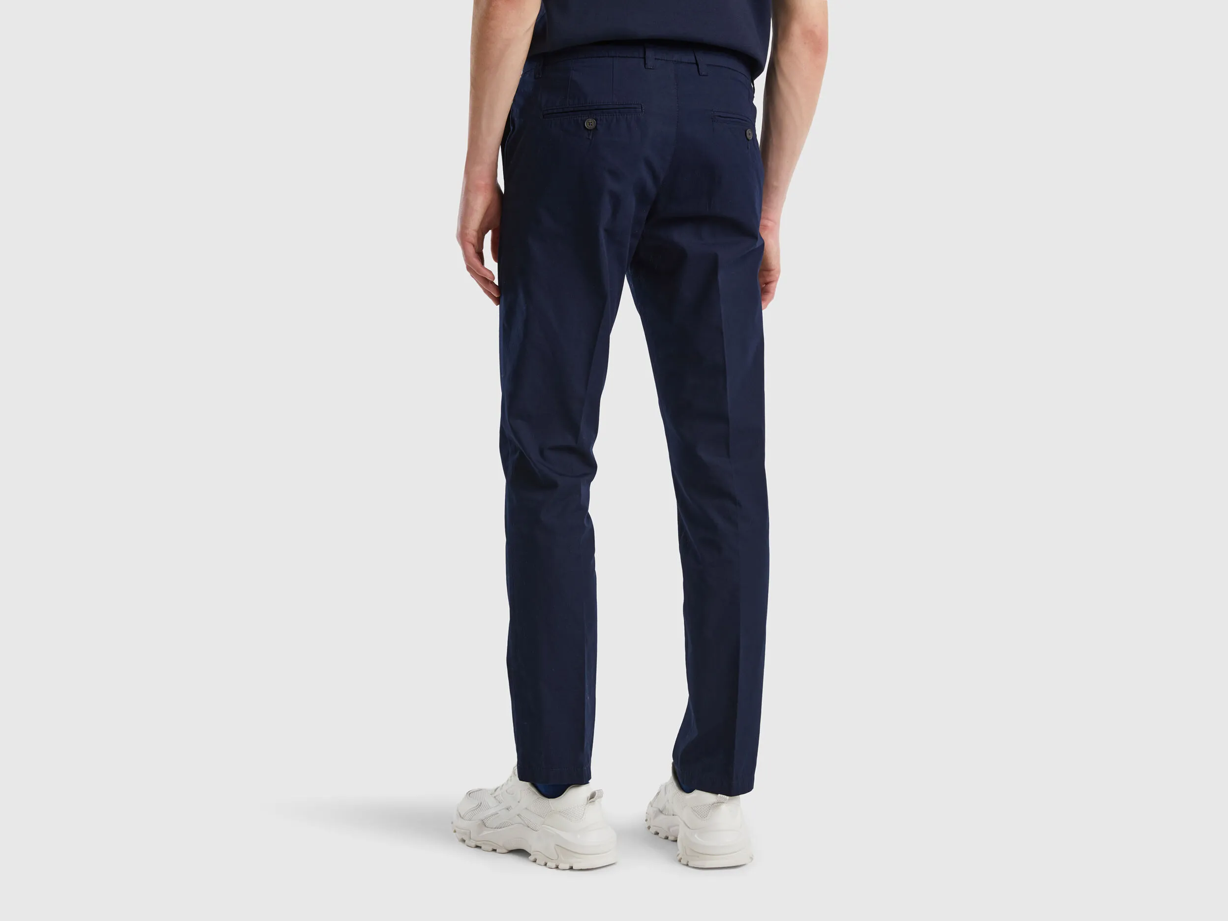 Chinos slim fit de algodón ligero