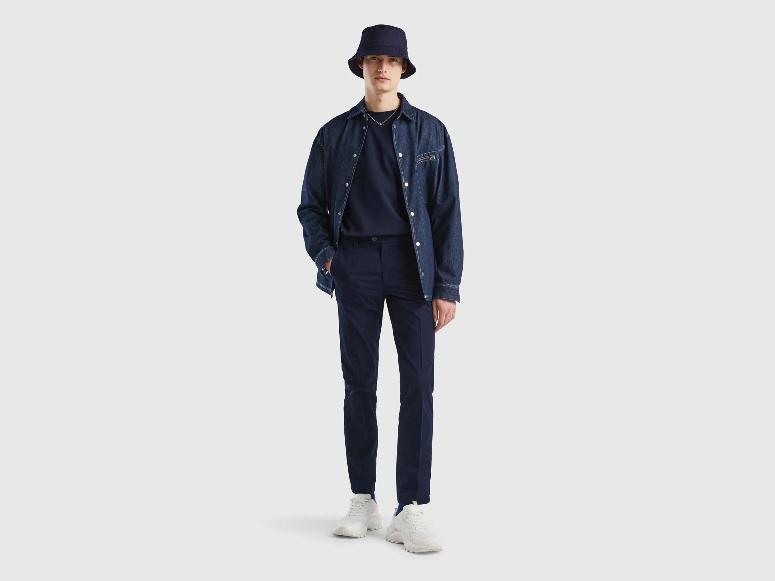Chinos slim fit de algodón ligero