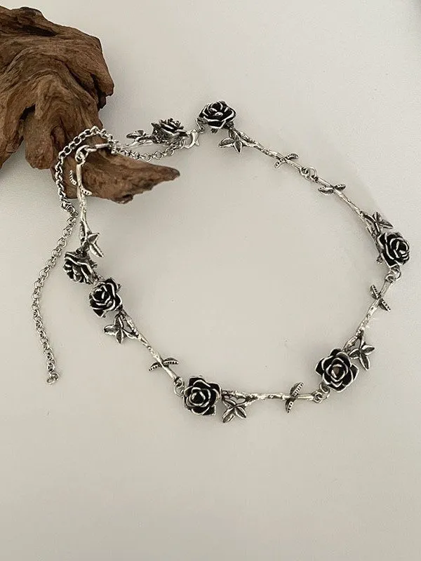 Collar con diseño de rosa vintage