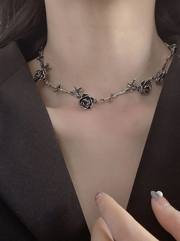 Collar con diseño de rosa vintage