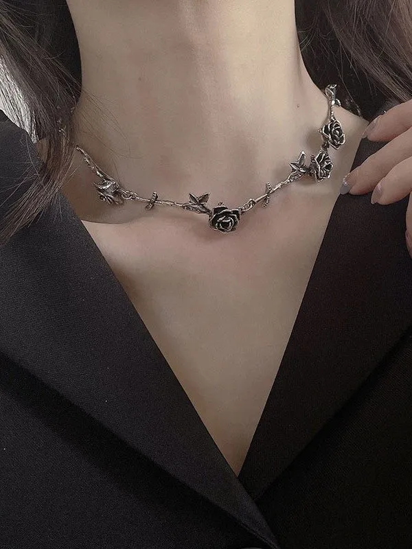 Collar con diseño de rosa vintage
