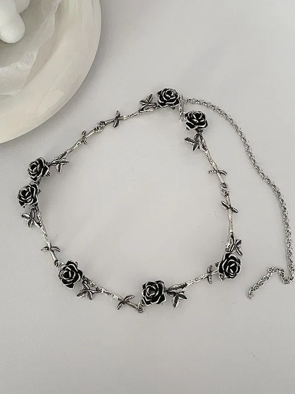 Collar con diseño de rosa vintage