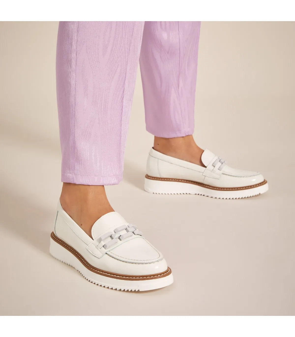 Mocasines de mujer con plataforma en piel charol con adorno