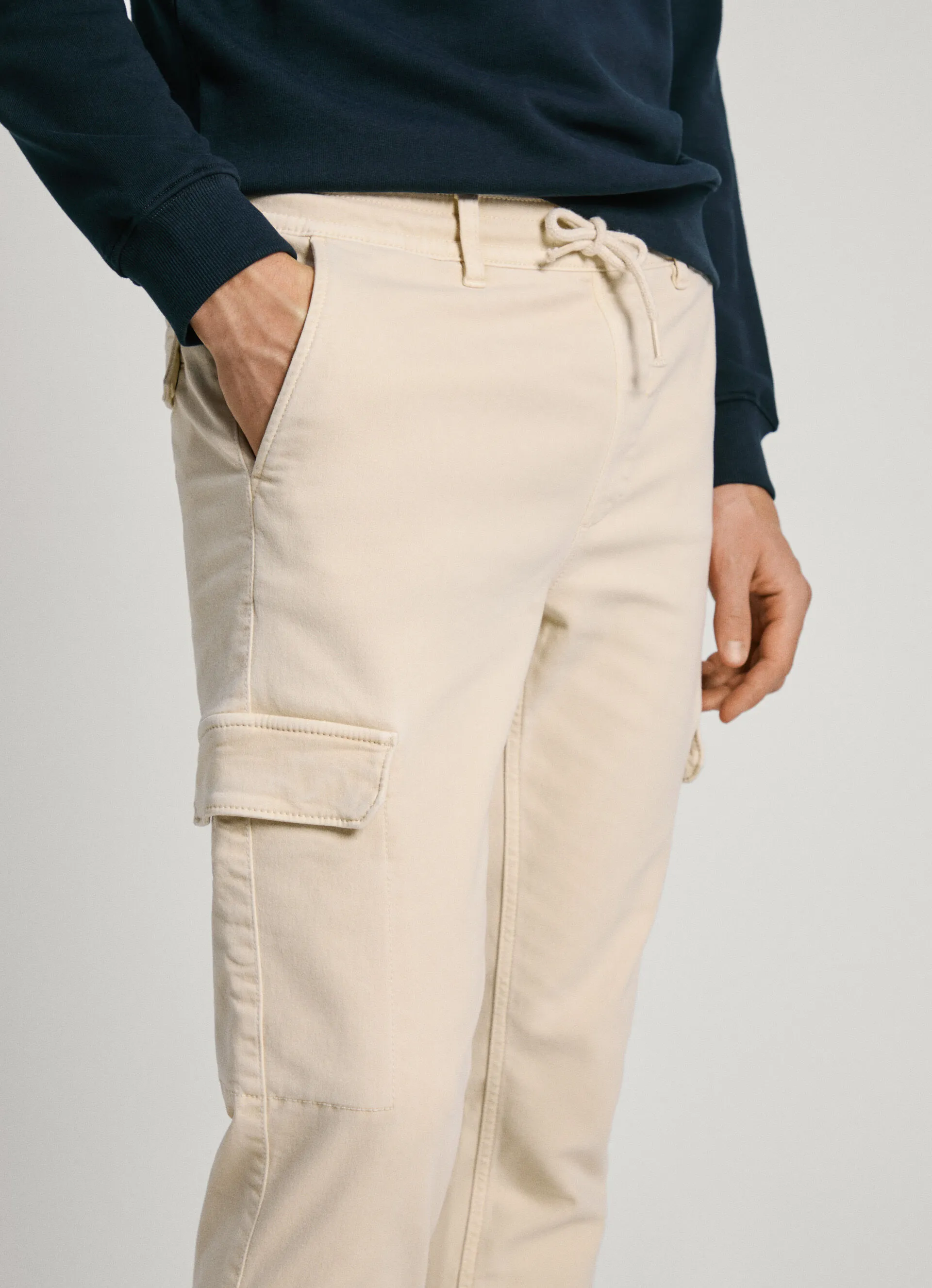 pantalón cargo fit slim