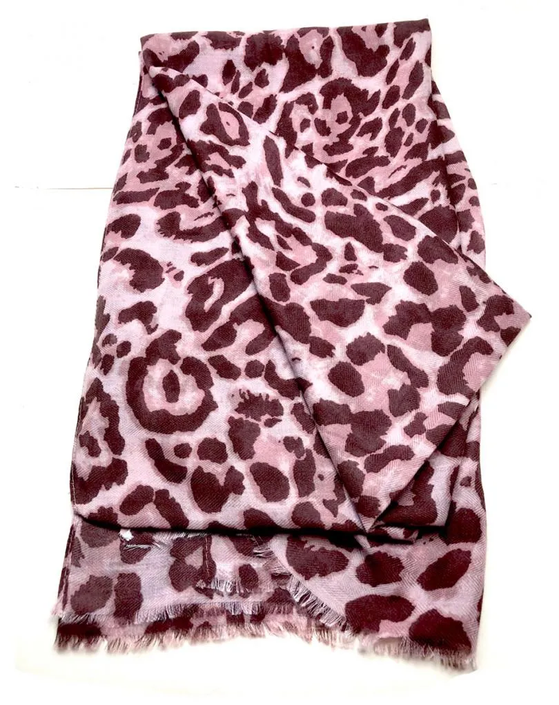 PAÑUELOS Y PASMINAS ROSAS CON VISTOSO ESTAMPADO ANIMAL PRINT
