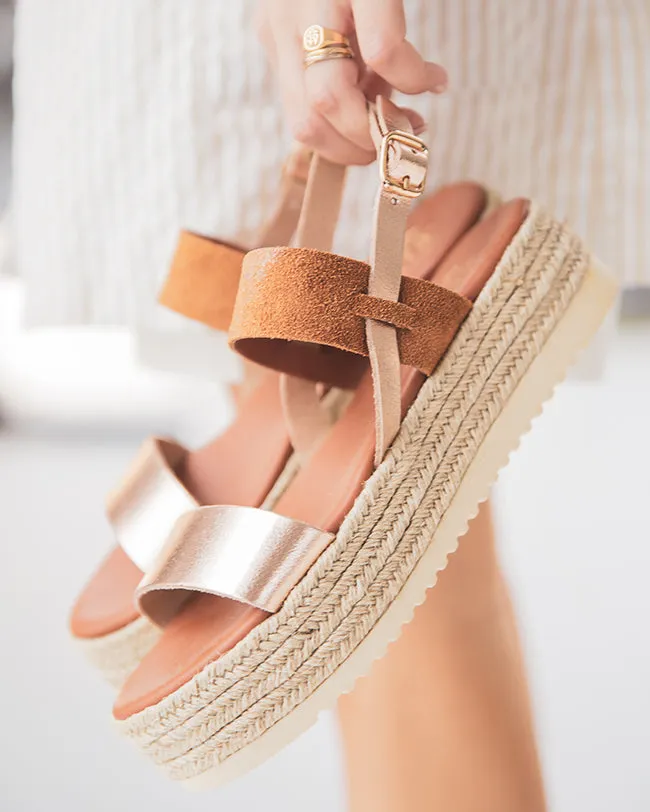 SANDALIA PLANA DE PLATAFORMA DE CUERO CAMEL PARA MUJER  MJNP104