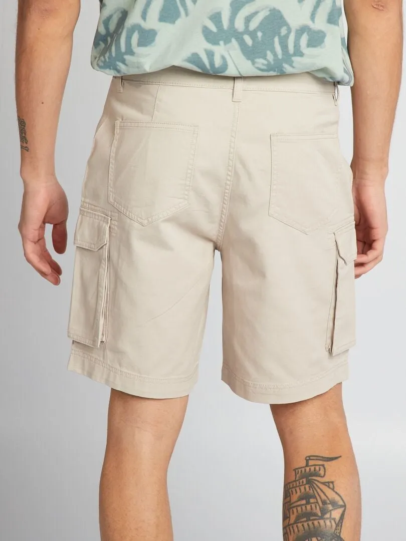 SHORT CHINO CON BOLSILLOS EN LOS LATERALES  GRIS