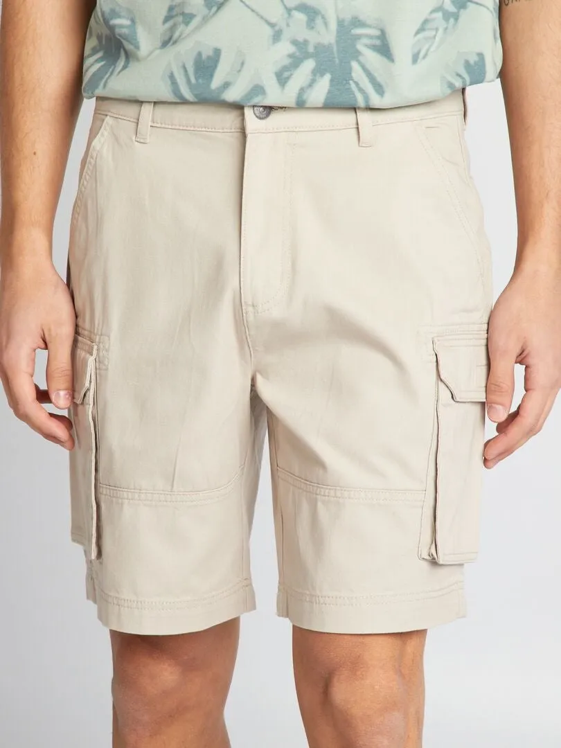 SHORT CHINO CON BOLSILLOS EN LOS LATERALES  GRIS