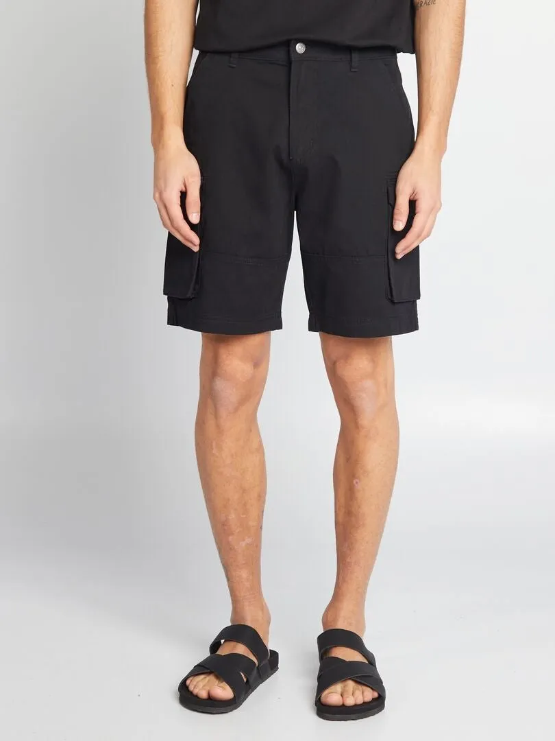 SHORT CHINO CON BOLSILLOS EN LOS LATERALES  NEGRO