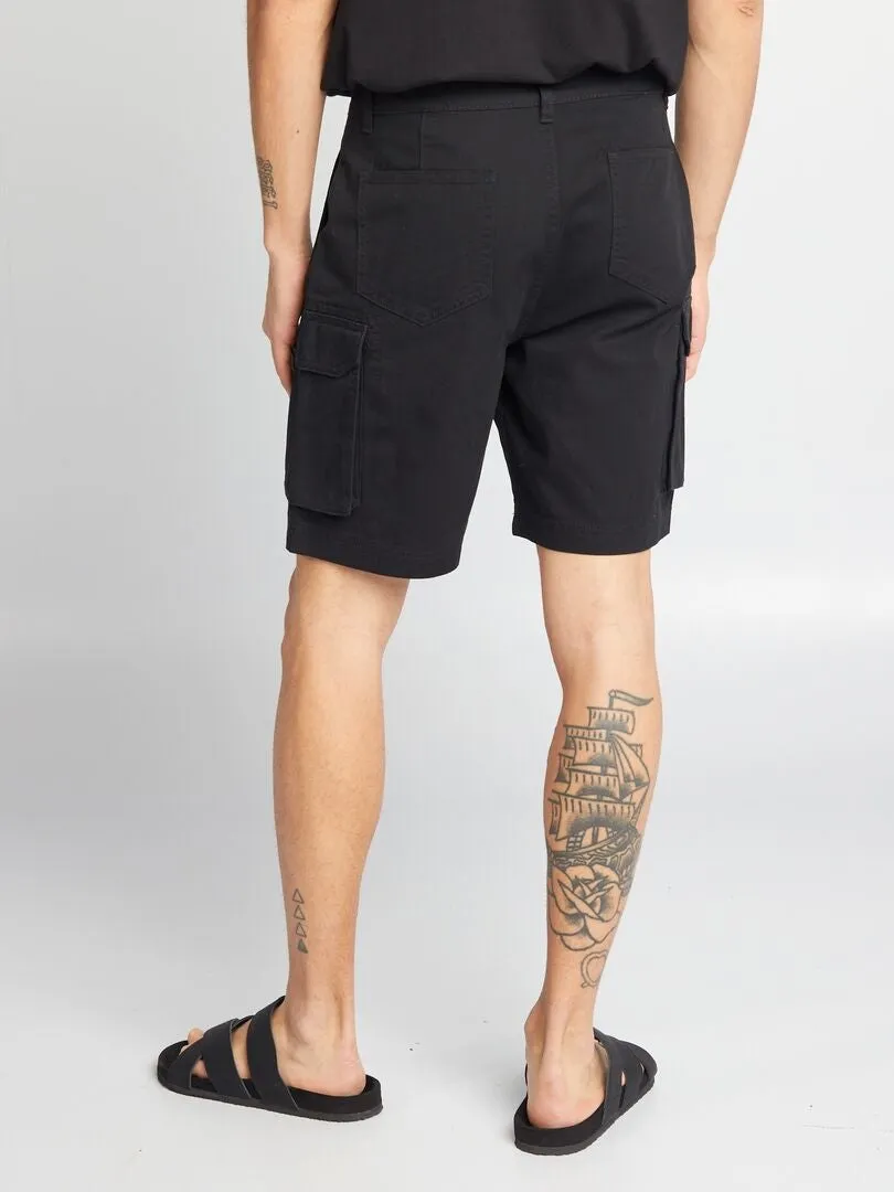 SHORT CHINO CON BOLSILLOS EN LOS LATERALES  NEGRO