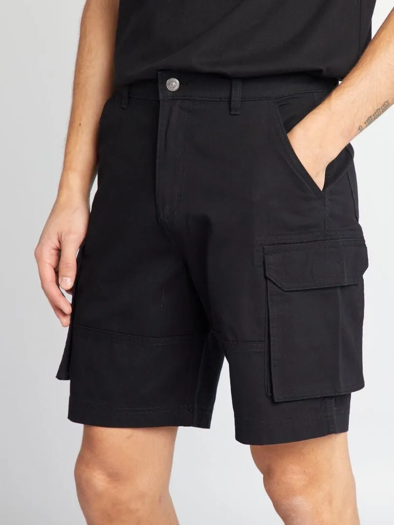SHORT CHINO CON BOLSILLOS EN LOS LATERALES  NEGRO