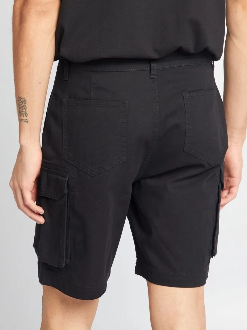 SHORT CHINO CON BOLSILLOS EN LOS LATERALES  NEGRO