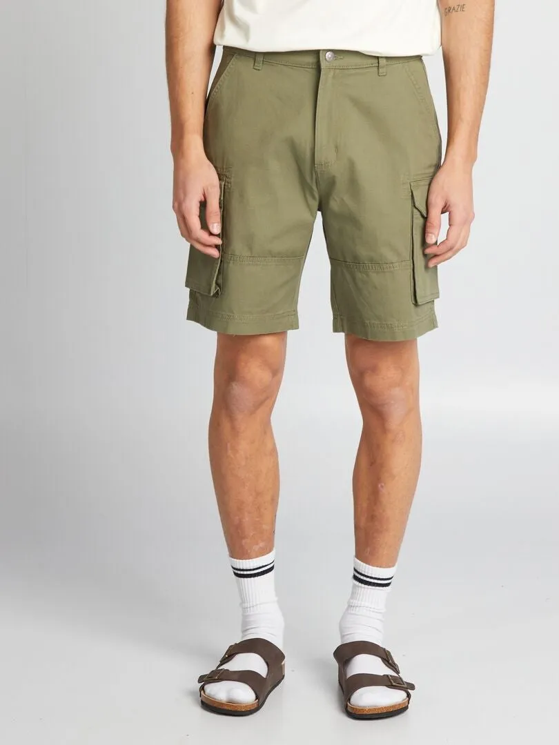 SHORT CHINO CON BOLSILLOS EN LOS LATERALES  VERDE