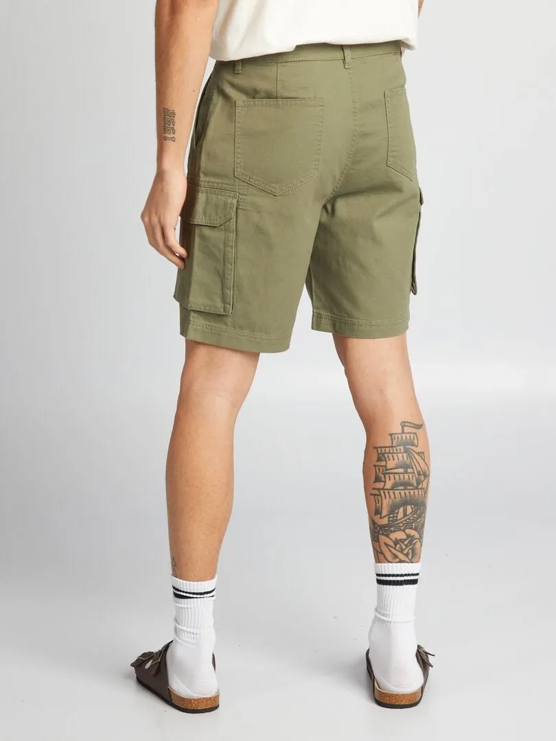 SHORT CHINO CON BOLSILLOS EN LOS LATERALES  VERDE