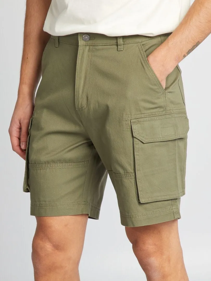 SHORT CHINO CON BOLSILLOS EN LOS LATERALES  VERDE