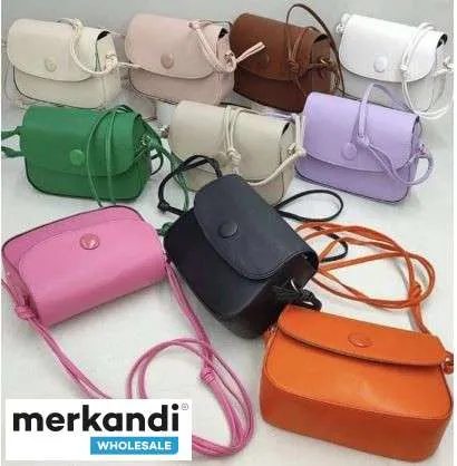 Surtido al por mayor de bolsos de mujer con varias variantes de modelos y variantes de color de Turquía.