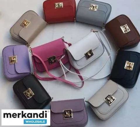 Surtido al por mayor de bolsos de mujer con varias variantes de modelos y variantes de color de Turquía.