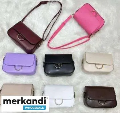 Surtido al por mayor de bolsos de mujer con varias variantes de modelos y variantes de color de Turquía.