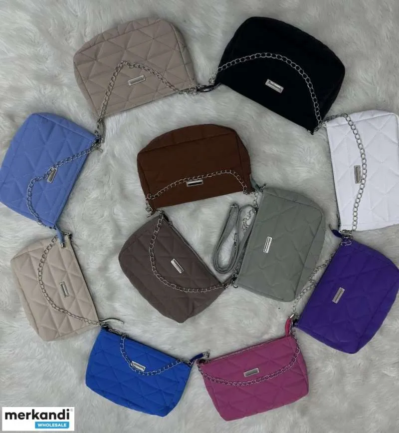Surtido al por mayor de bolsos de mujer con varias variantes de modelos y variantes de color de Turquía.