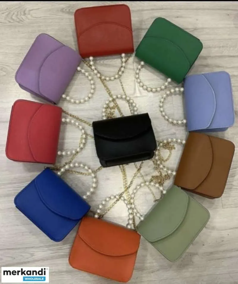 Surtido al por mayor de bolsos de mujer con varias variantes de modelos y variantes de color de Turquía.