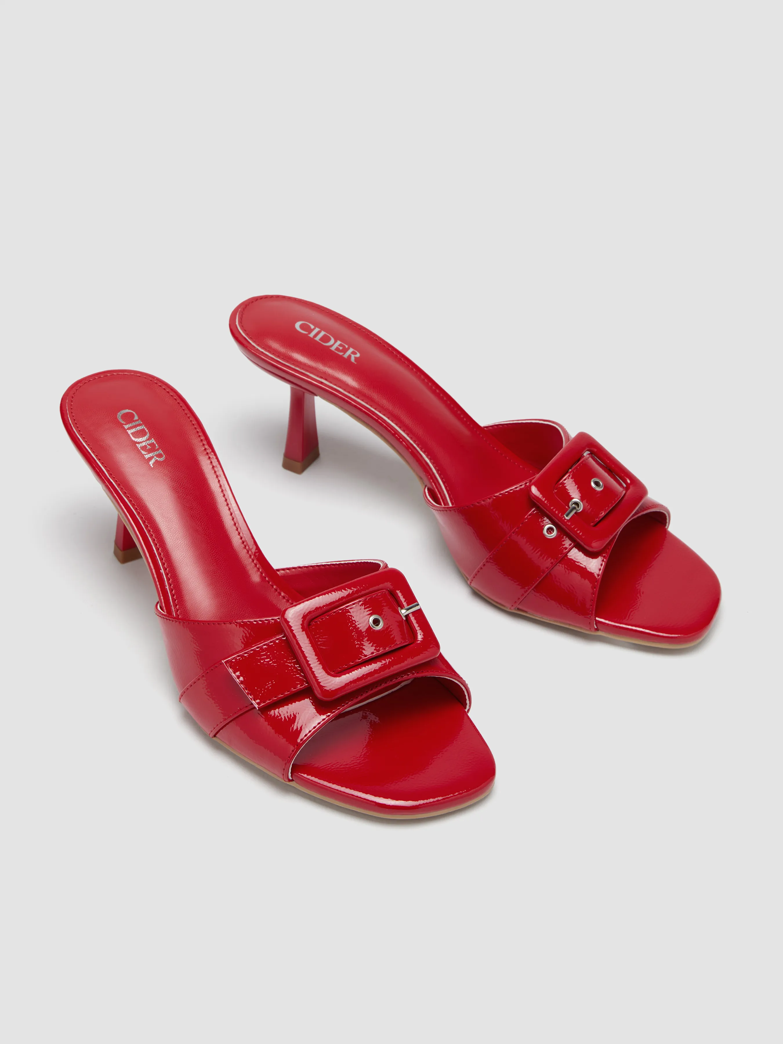 Tacones con hebilla