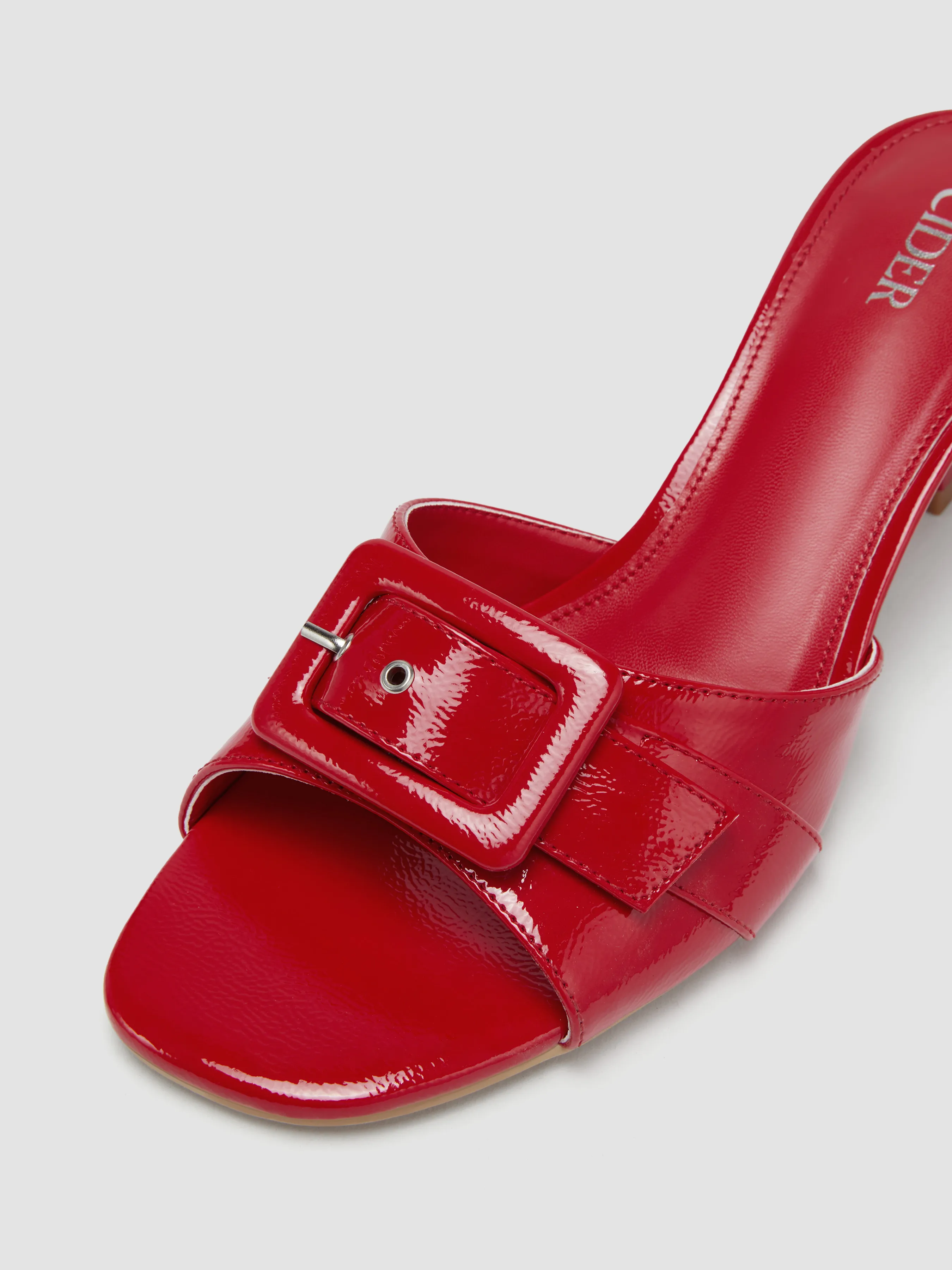 Tacones con hebilla
