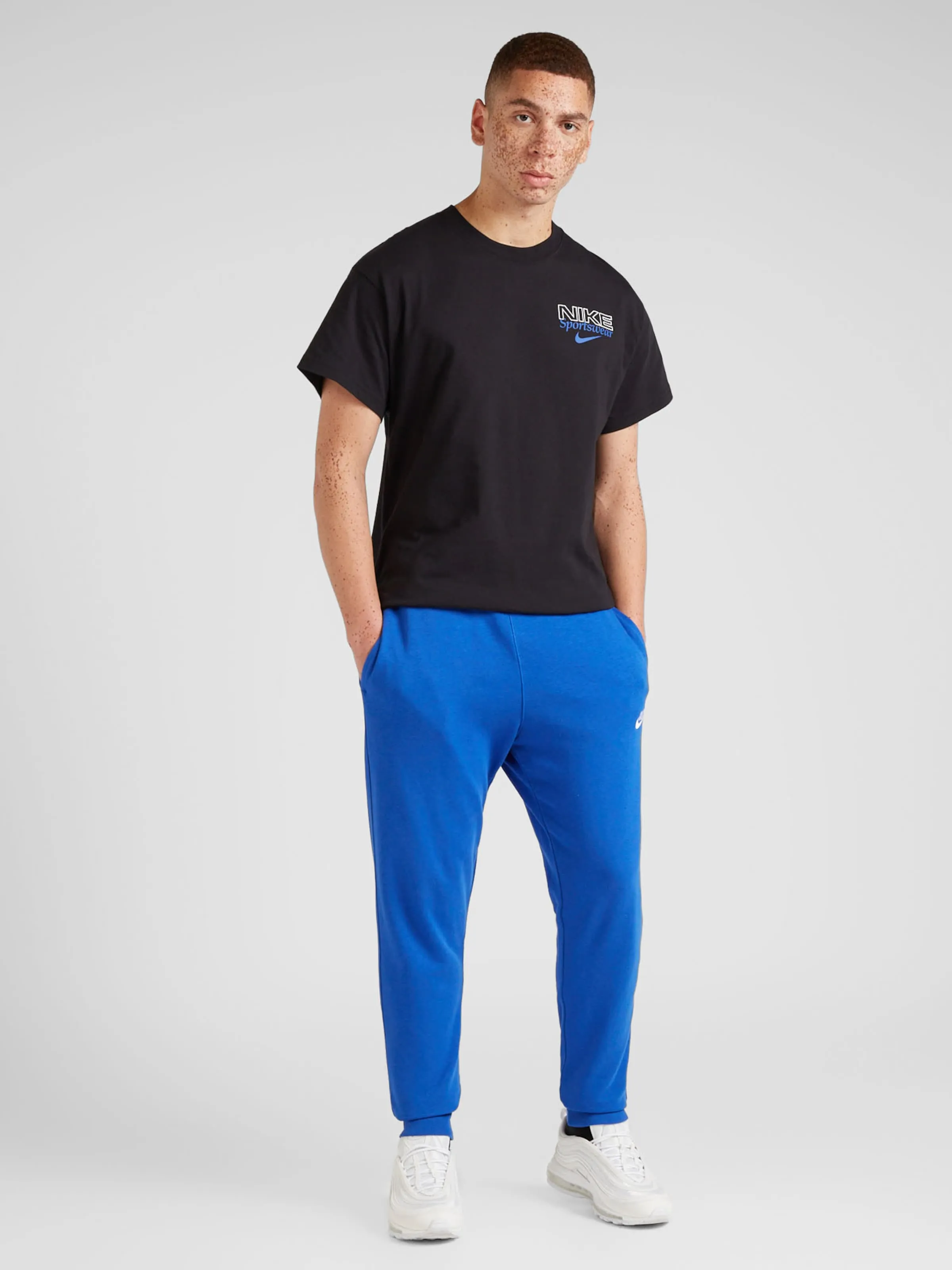 Tapered Pantalón Nike Sportswear en Azul Real