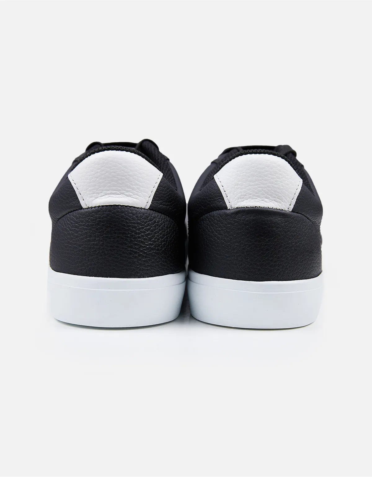 Zapatilla color negro para hombre
