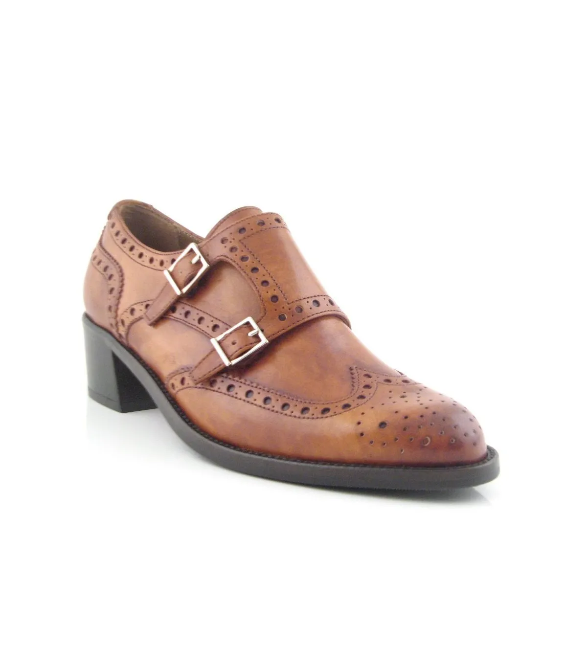 Zapatos con dos hebillas picado María